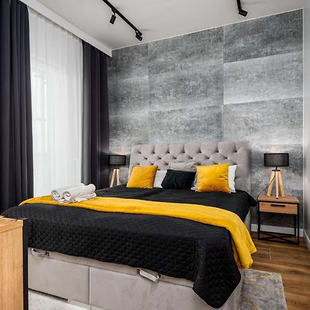 Wola Tower Deluxe Separate Bedroom With Free Garage - By Perfect Apart Varsó Kültér fotó