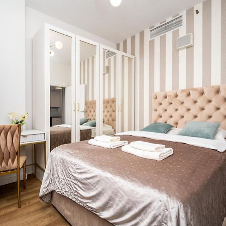 Wola Tower Deluxe Separate Bedroom With Free Garage - By Perfect Apart Varsó Kültér fotó