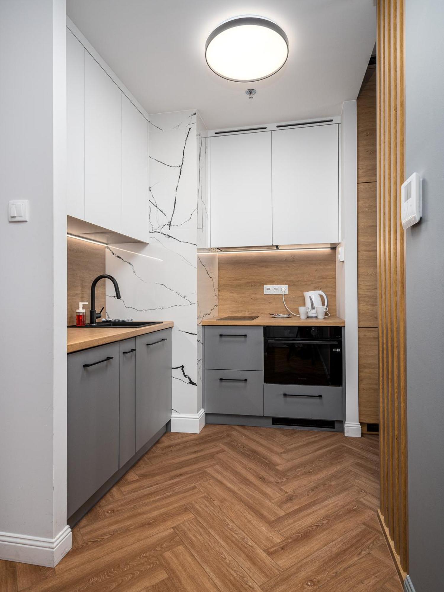 Wola Tower Deluxe Separate Bedroom With Free Garage - By Perfect Apart Varsó Kültér fotó