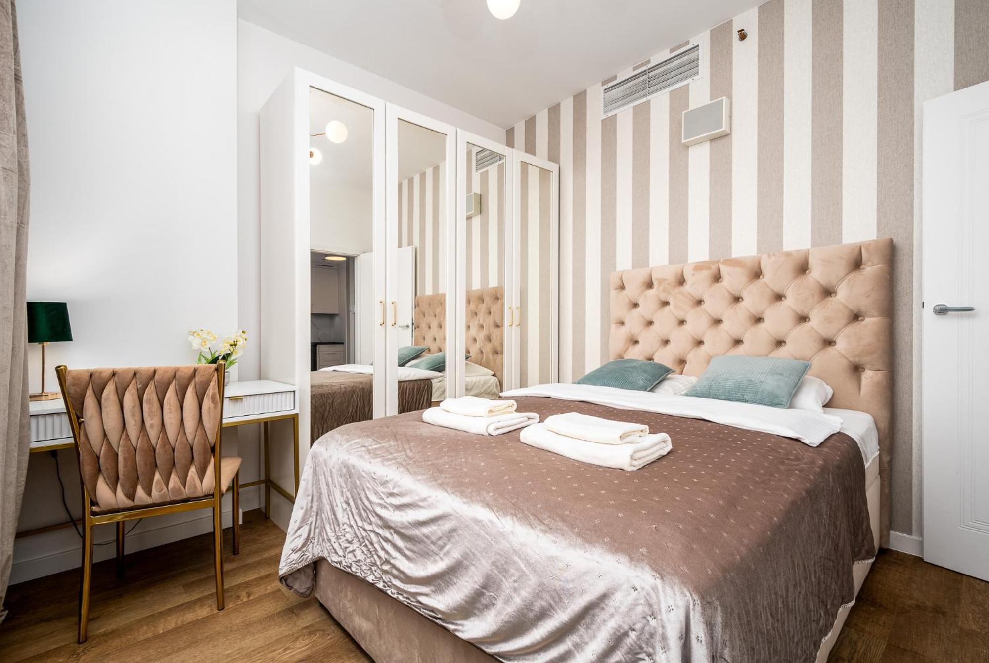 Wola Tower Deluxe Separate Bedroom With Free Garage - By Perfect Apart Varsó Kültér fotó